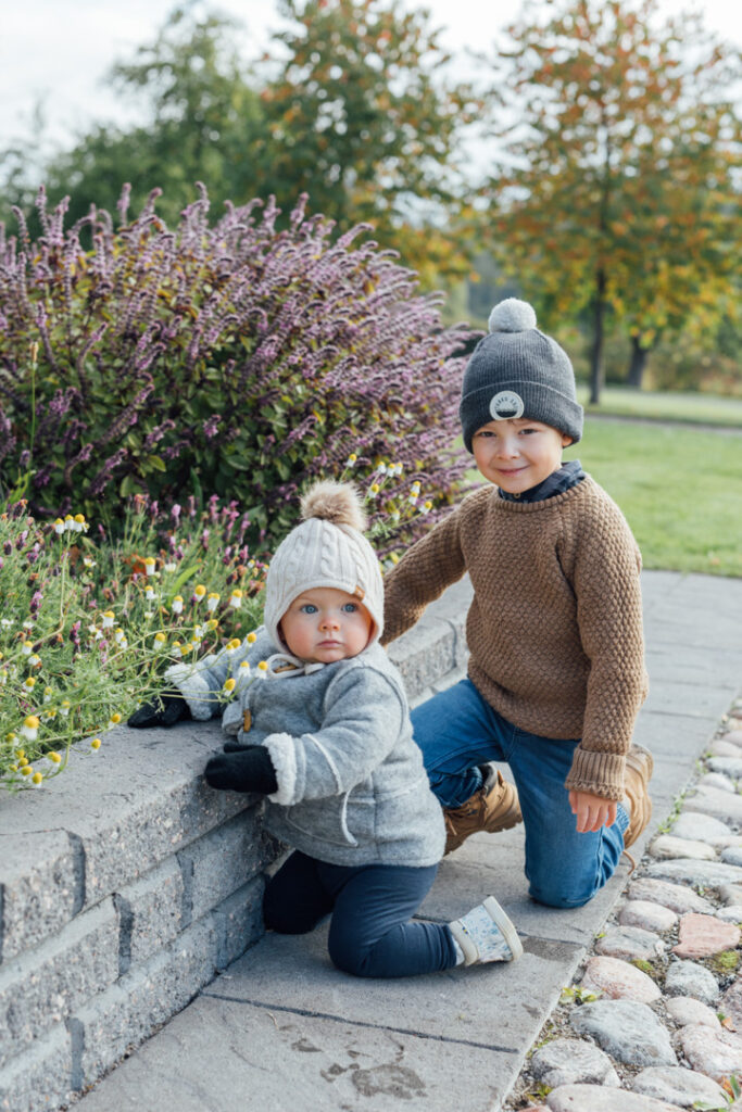 Sisarukset  sisaruskuvassa Tuorlassa.