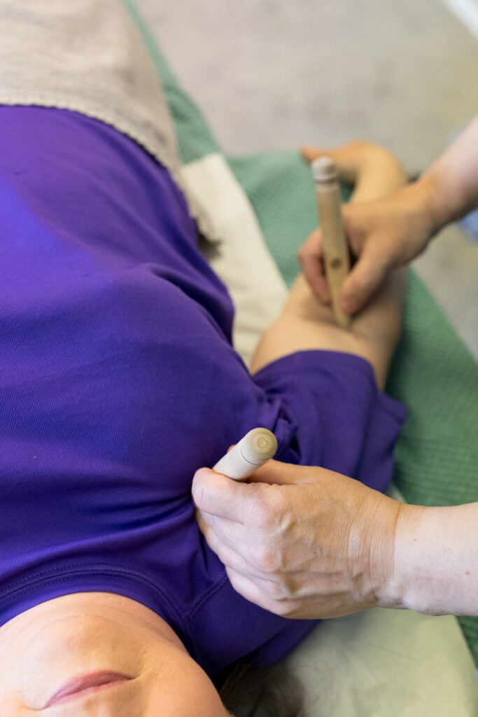 Akupunktiopisteiden painelua asiakkaan käsivarteen